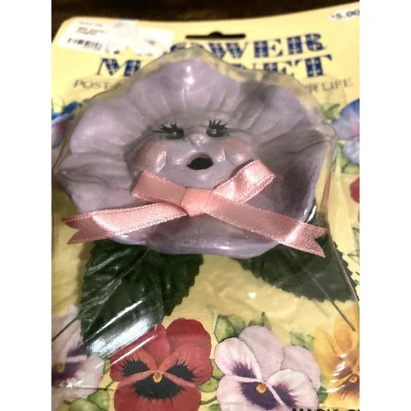 Vintage 90's FLOWER Magnets - Kitschy Magnetic Flowers - 2 Piece Set - Picture 3 of 8